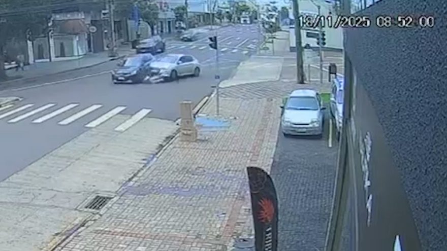 Câmera flagra momento da colisão entre Peugeot 208 e Kia Stonic no Centro de Cascavel