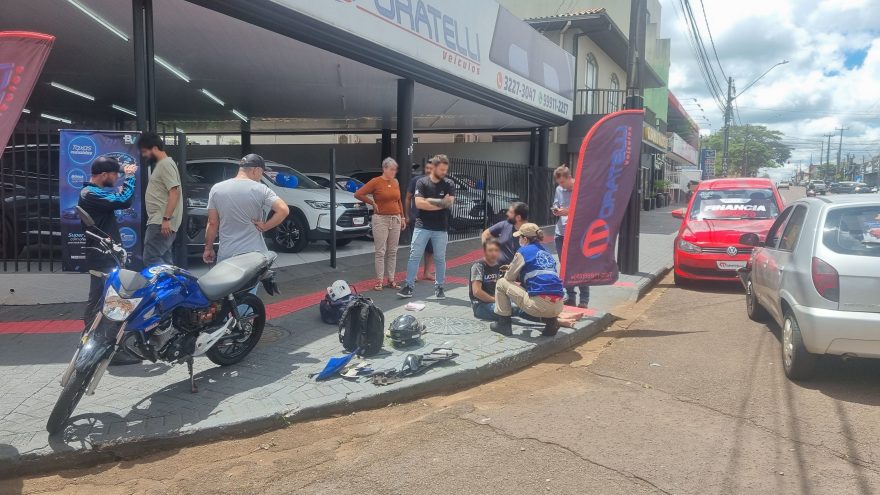 Motociclista fica ferido em colisão com Celta no São Cristóvão