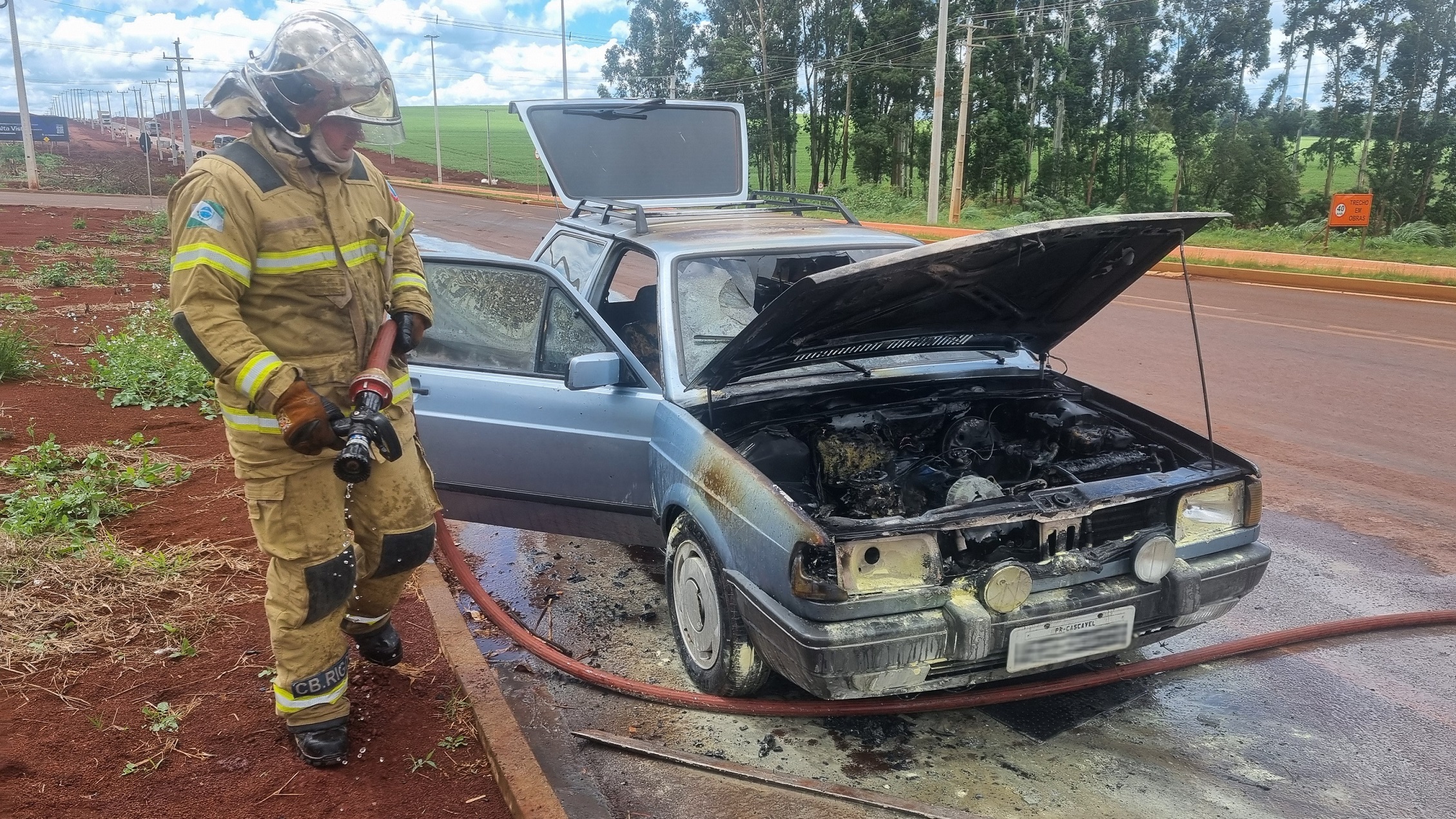 Parati pega fogo na PR-486 e mobiliza Bombeiros em Cascavel