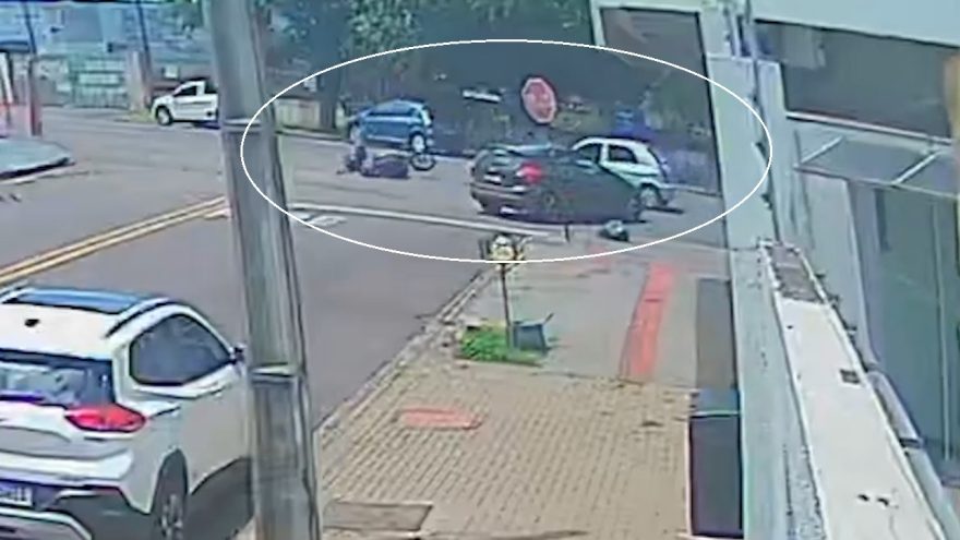 Câmera flagra momento em que motociclista é arremessado após colisão na Jacarezinho
