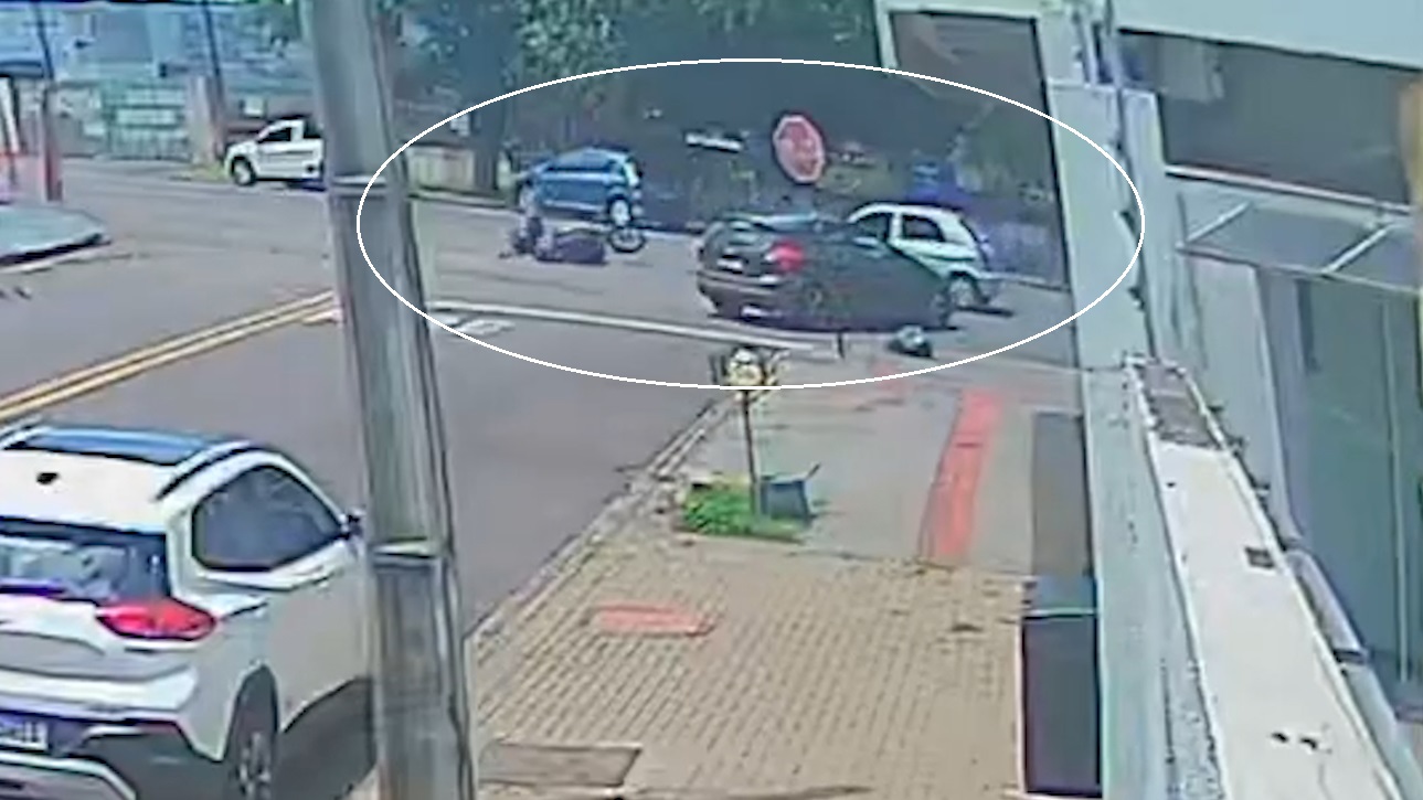 Câmera flagra momento em que motociclista é arremessado após colisão na Jacarezinho
