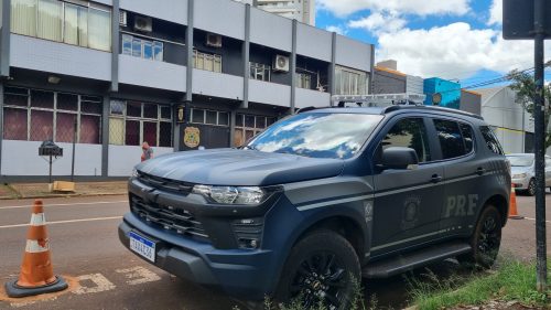 PRF detém homem e apreende Amarok carregada com cigarros contrabandeados