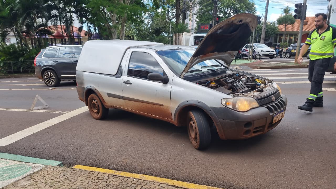 Fiat Strada quebra e deixa trecho parcialmente interditado no Centro de Cascavel