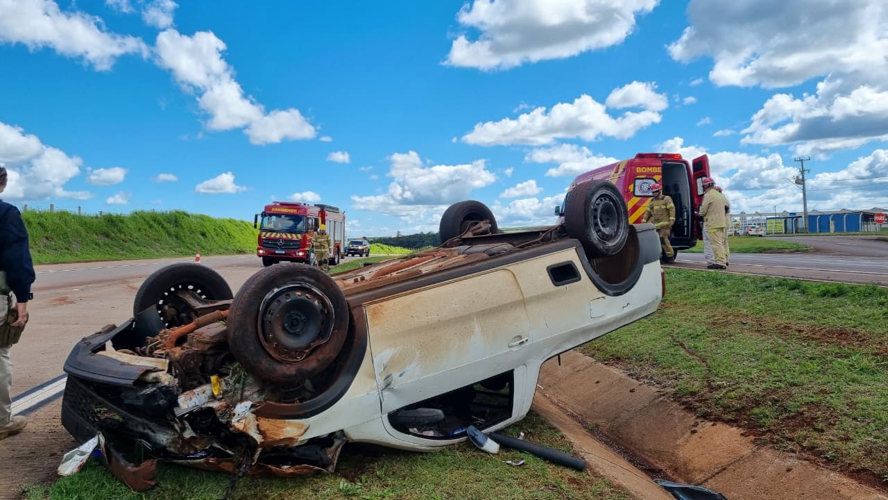 Saveiro capota na Rodovia BR-163, em Cascavel