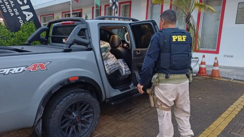 PRF prende 3 homens em SP por furto de carga de feijão em acidente no PR