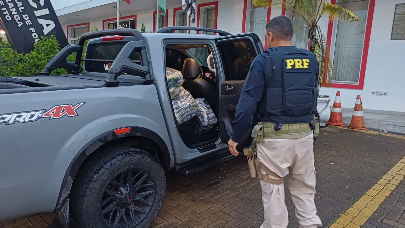 PRF prende 3 homens em SP por furto de carga de feijão em acidente no PR