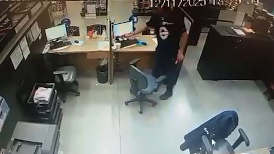Homem é preso após colocar sêmen no sorvete da colega de trabalho