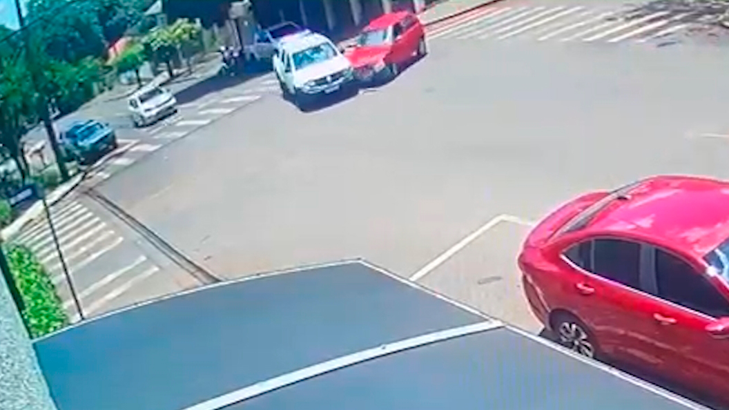 Câmera registra colisão entre Uno e Oroch no Centro de Cascavel