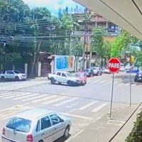 Imagem referente a Novo ângulo de câmera revela detalhes da colisão entre Uno e Renault Oroch no Centro de Cascavel