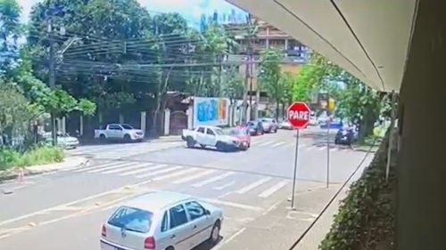 Novo ângulo de câmera revela detalhes da colisão entre Uno e Renault Oroch no Centro de Cascavel