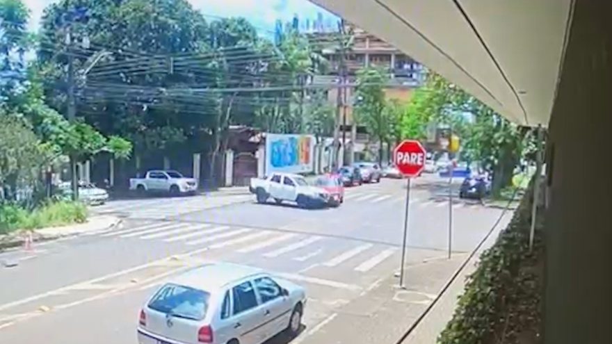 Novo ângulo de câmera revela detalhes da colisão entre Uno e Renault Oroch no Centro de Cascavel