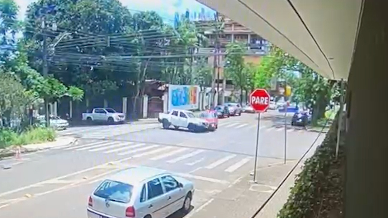 Novo ângulo de câmera revela detalhes da colisão entre Uno e Renault Oroch no Centro de Cascavel