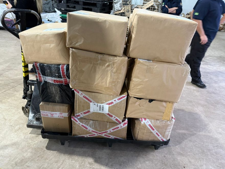 Receita Federal barra R$ 150 mil em anabolizantes, vinhos e mineradoras em Cascavel