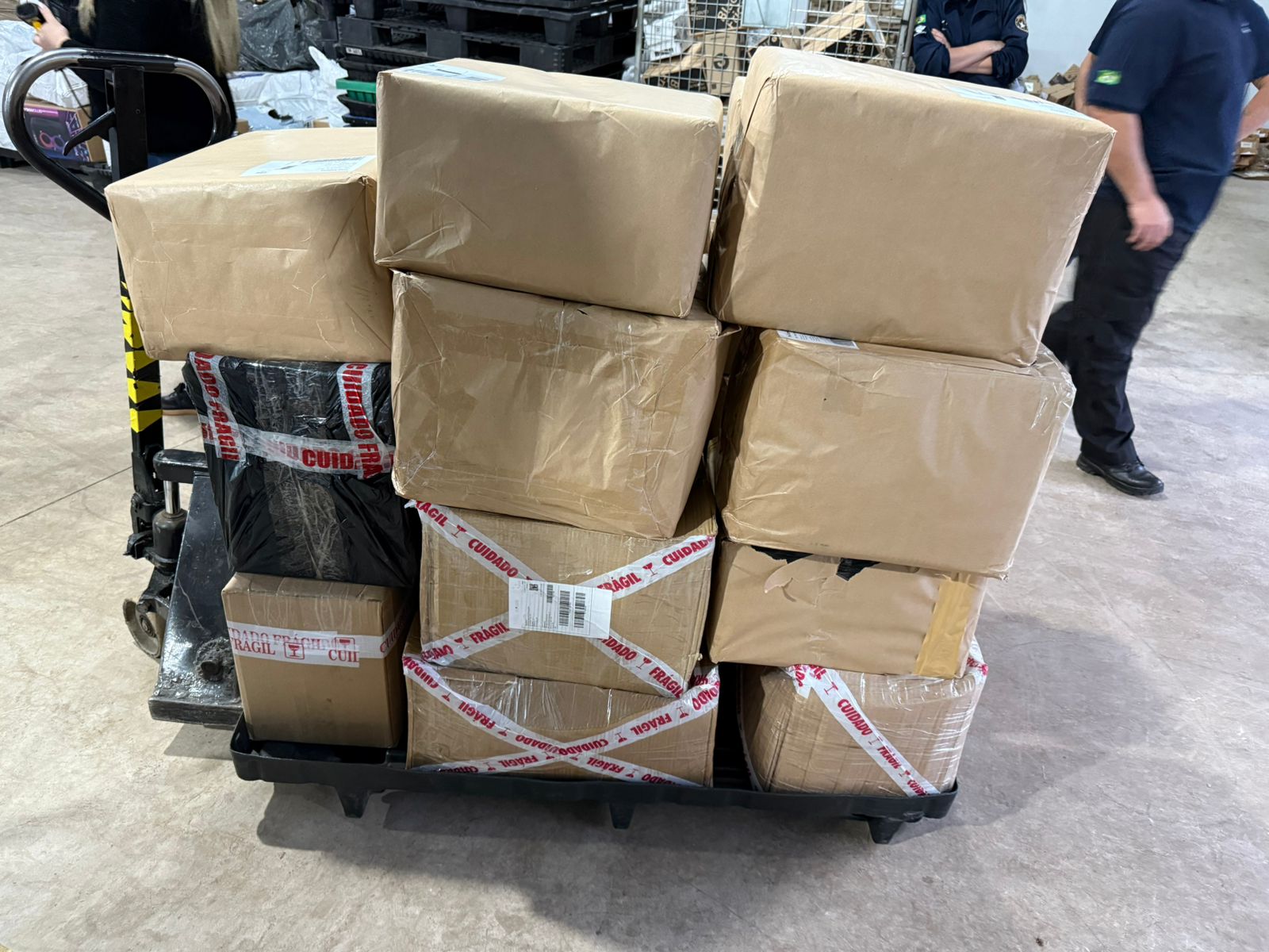 Receita Federal barra R$ 150 mil em anabolizantes, vinhos e mineradoras em Cascavel