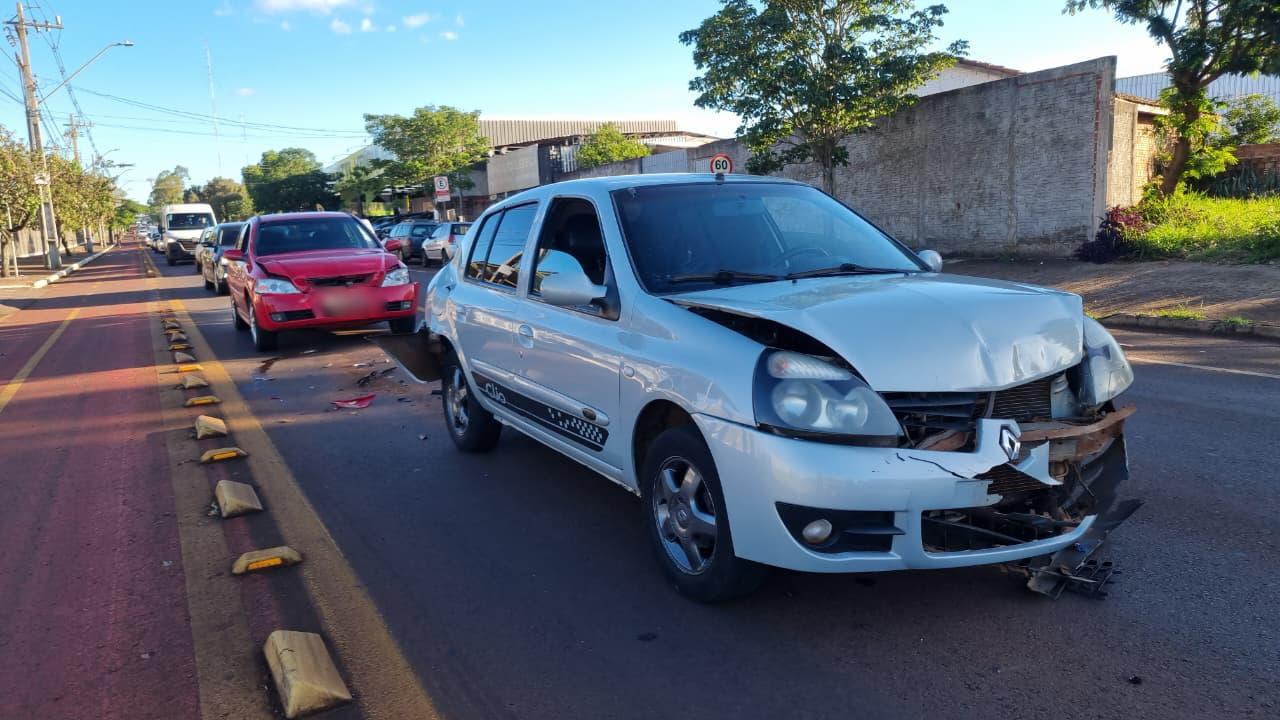 Acidente em Avenida Tito Muffato envolve três veículos