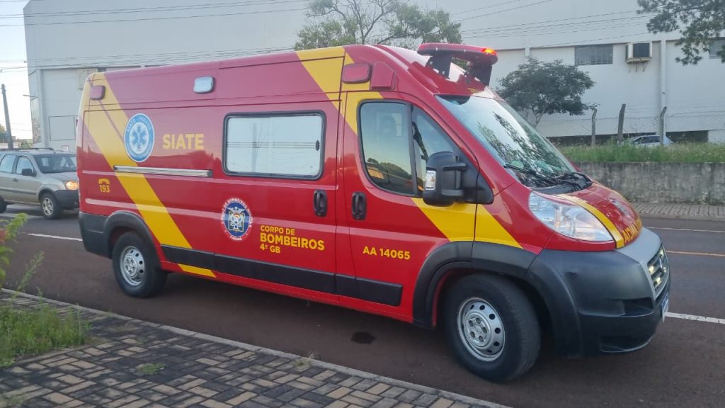 Mulher fica ferida em acidente entre carro e moto na Avenida Piquiri