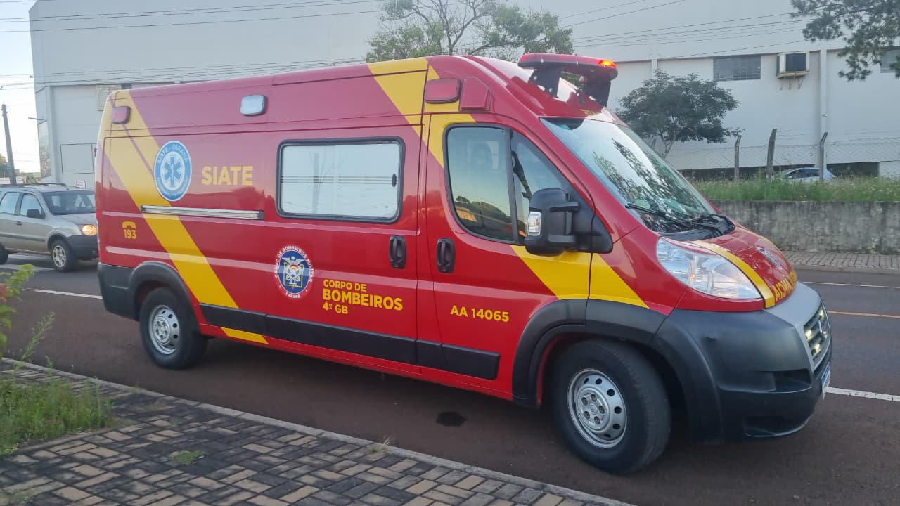 Mulher fica ferida em acidente entre carro e moto na Avenida Piquiri