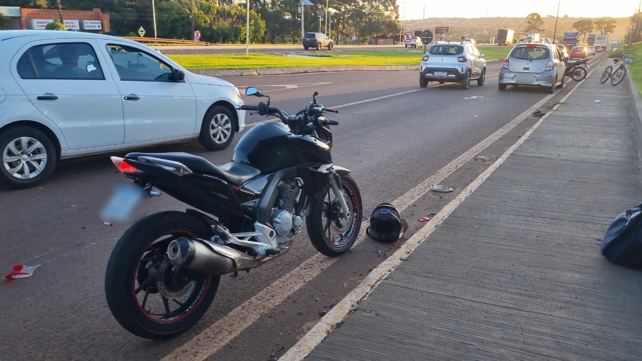Motociclista sofre fratura exposta em acidente na marginal da BR-277 em Cascavel
