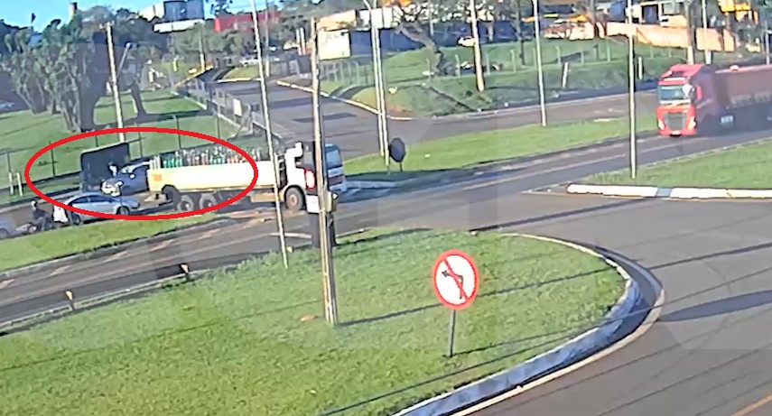 Câmera flagra acidente que deixou motociclista com fratura exposta em Cascavel