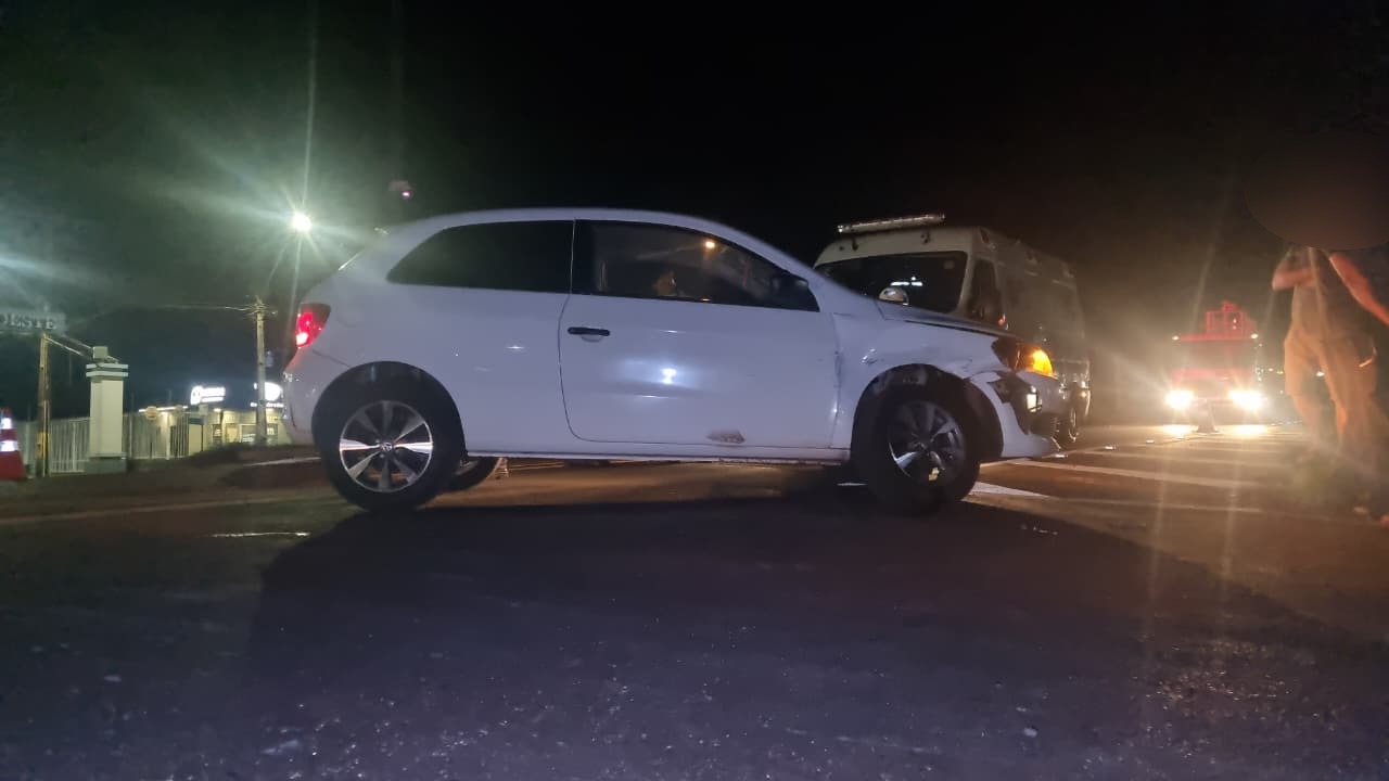 Batida entre carros interdita faixa da BR-277 e mobiliza equipes de socorro