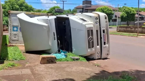 Caminhão tomba durante conversão em Palotina