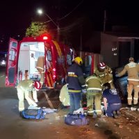 Imagem referente a Motorista morre após atingir poste e muro no bairro Brasília