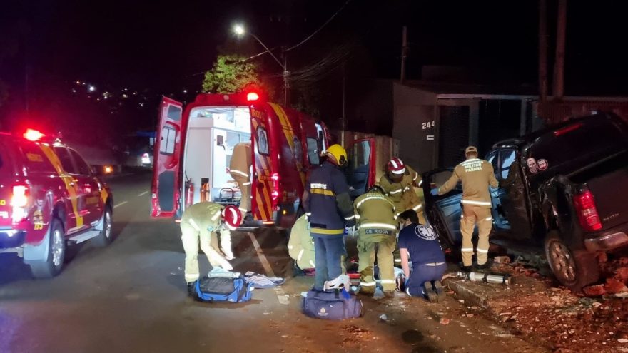 Motorista morre após atingir poste e muro no bairro Brasília