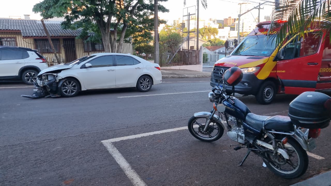 Motociclista fica ferido em colisão entre Intruder e Corolla no Centro de Cascavel