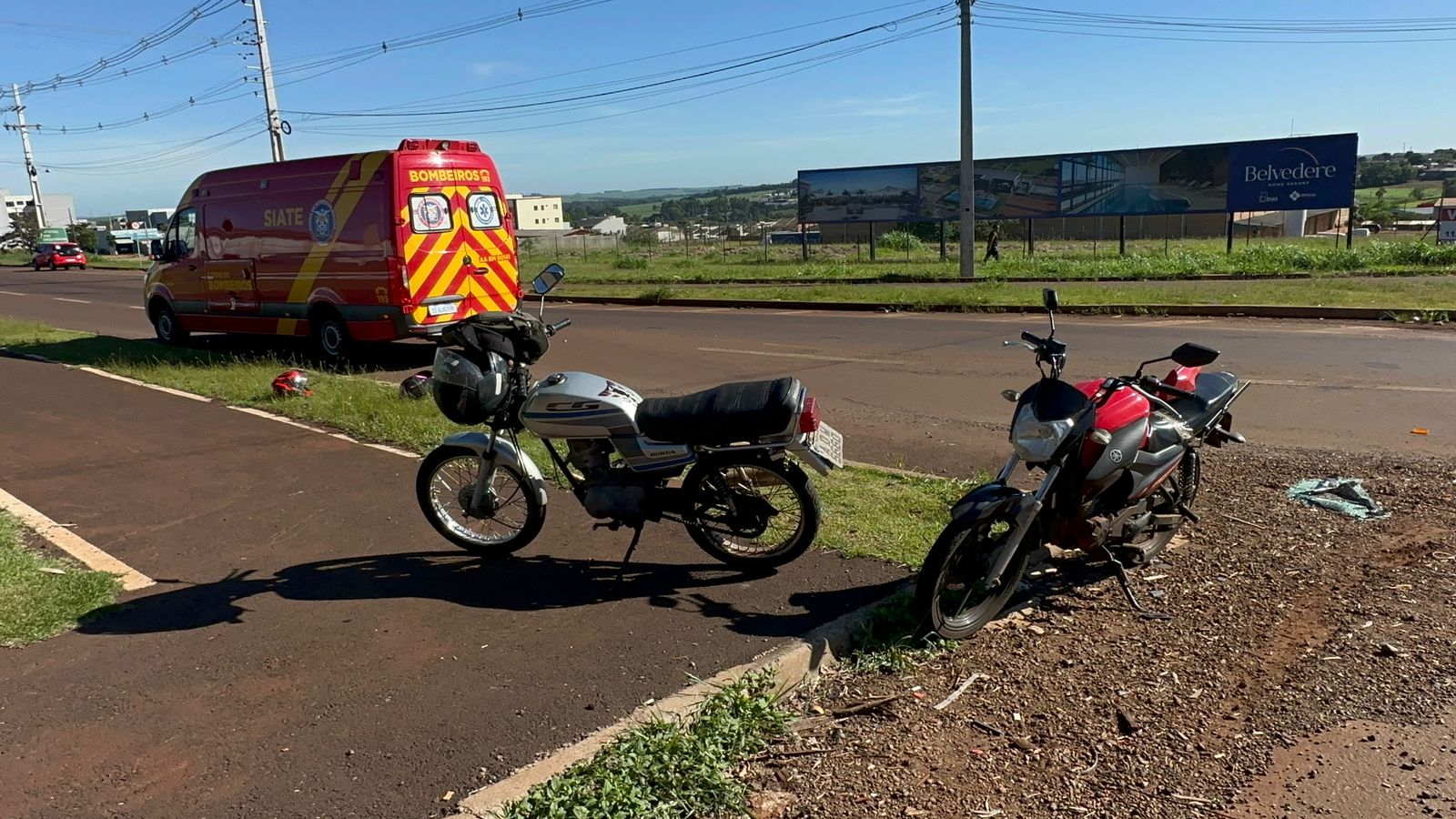 Três pessoas ficam feridas em acidente com motos no Trevo da Ceasa Três pessoas ficam feridas em acidente com motos no Trevo da Ceasa