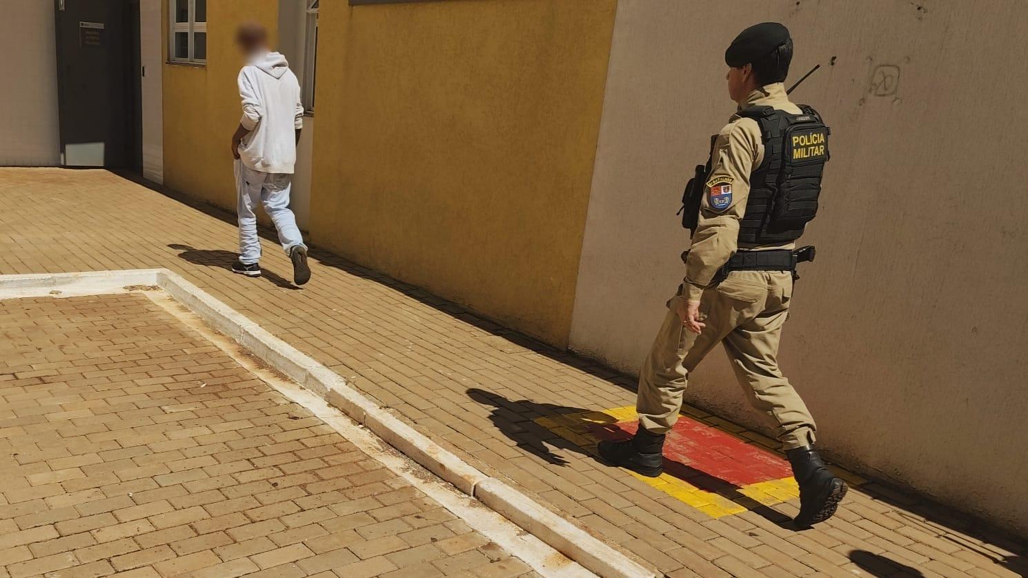 Homem é detido após furtar filé mignon no Bairro Periolo Homem é detido após furtar filé mignon no Bairro Periolo
