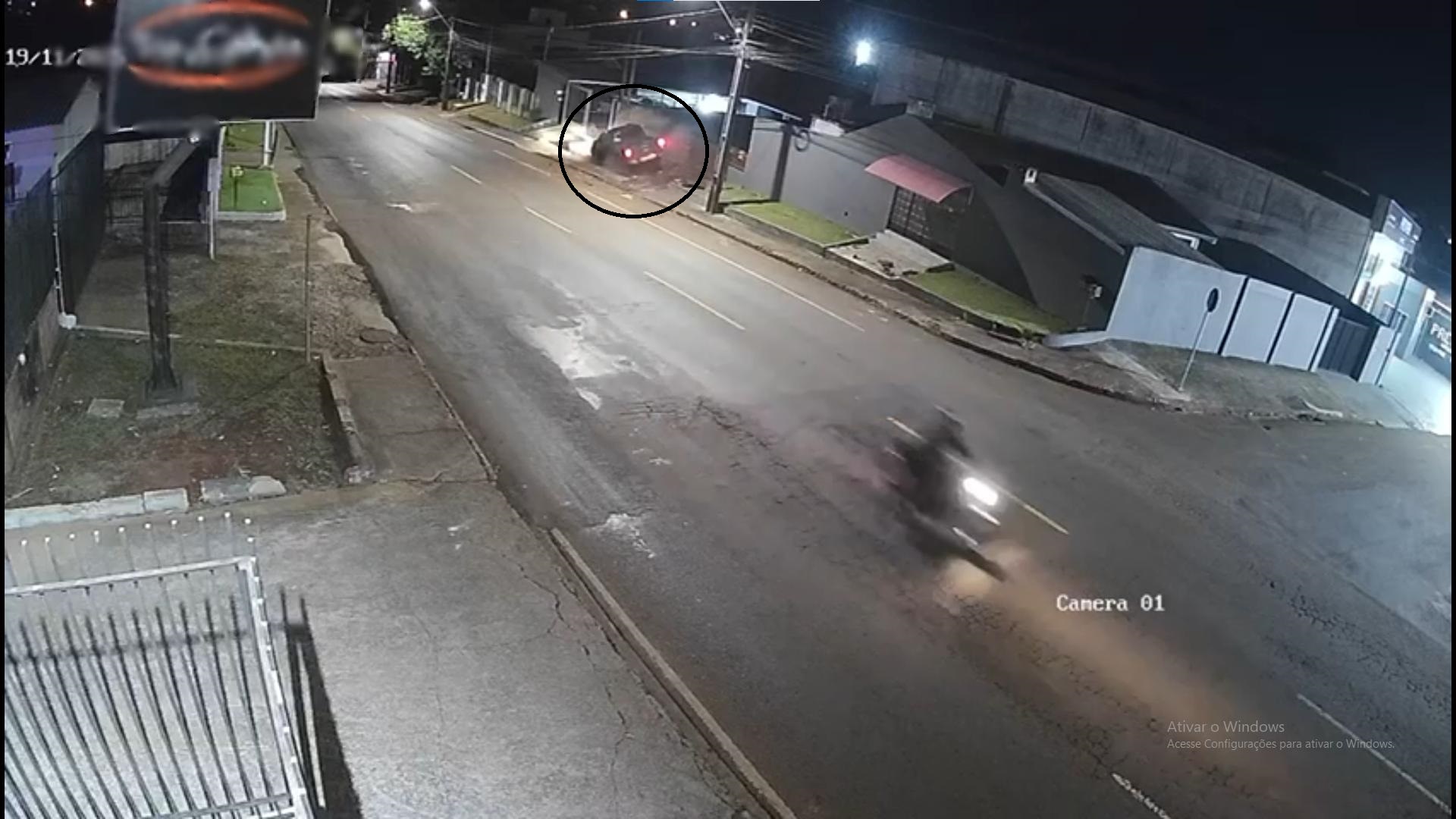 Câmera flagra acidente com morte na Rua Jacarezinho Câmera flagra acidente com morte na Rua Jacarezinho