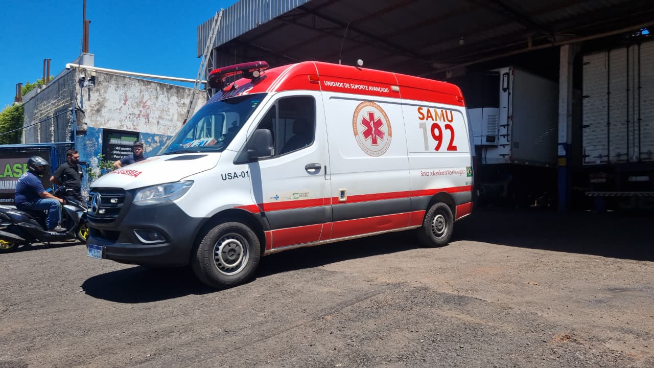 Trabalhando em telhado, homem sofre queda de cinco metros e é socorrido pelo Samu Trabalhando em telhado, homem sofre queda de cinco metros e é socorrido pelo Samu