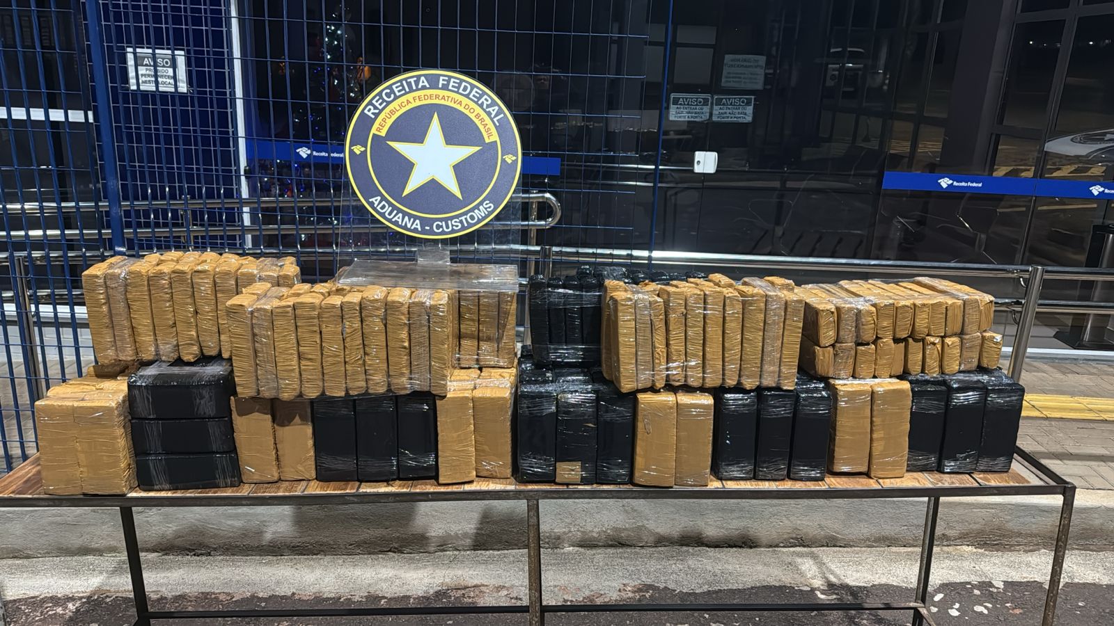 Receita Federal apreende mais de 200 kg de substância análoga à maconha na BR-277 Imagem referente a Receita Federal apreende mais de 200 kg de substância análoga à maconha na BR-277
