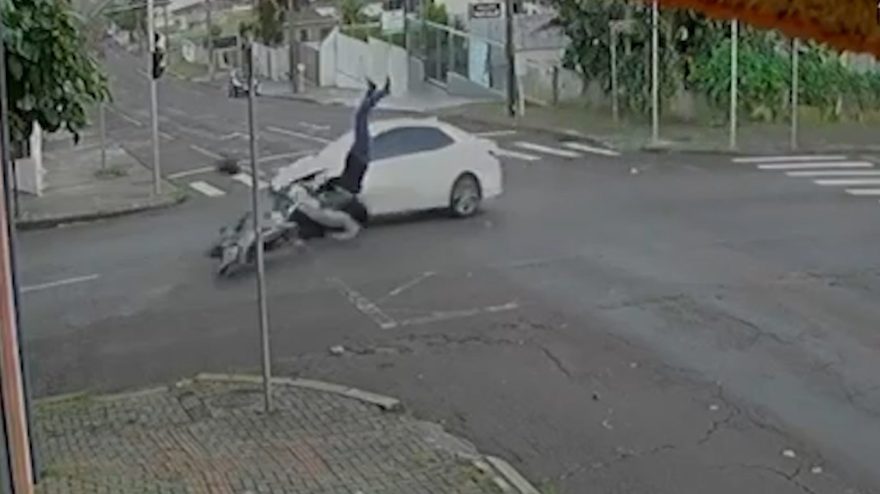 Impressionante: Motociclista ‘voa’ após forte colisão com carro no Parque São Paulo