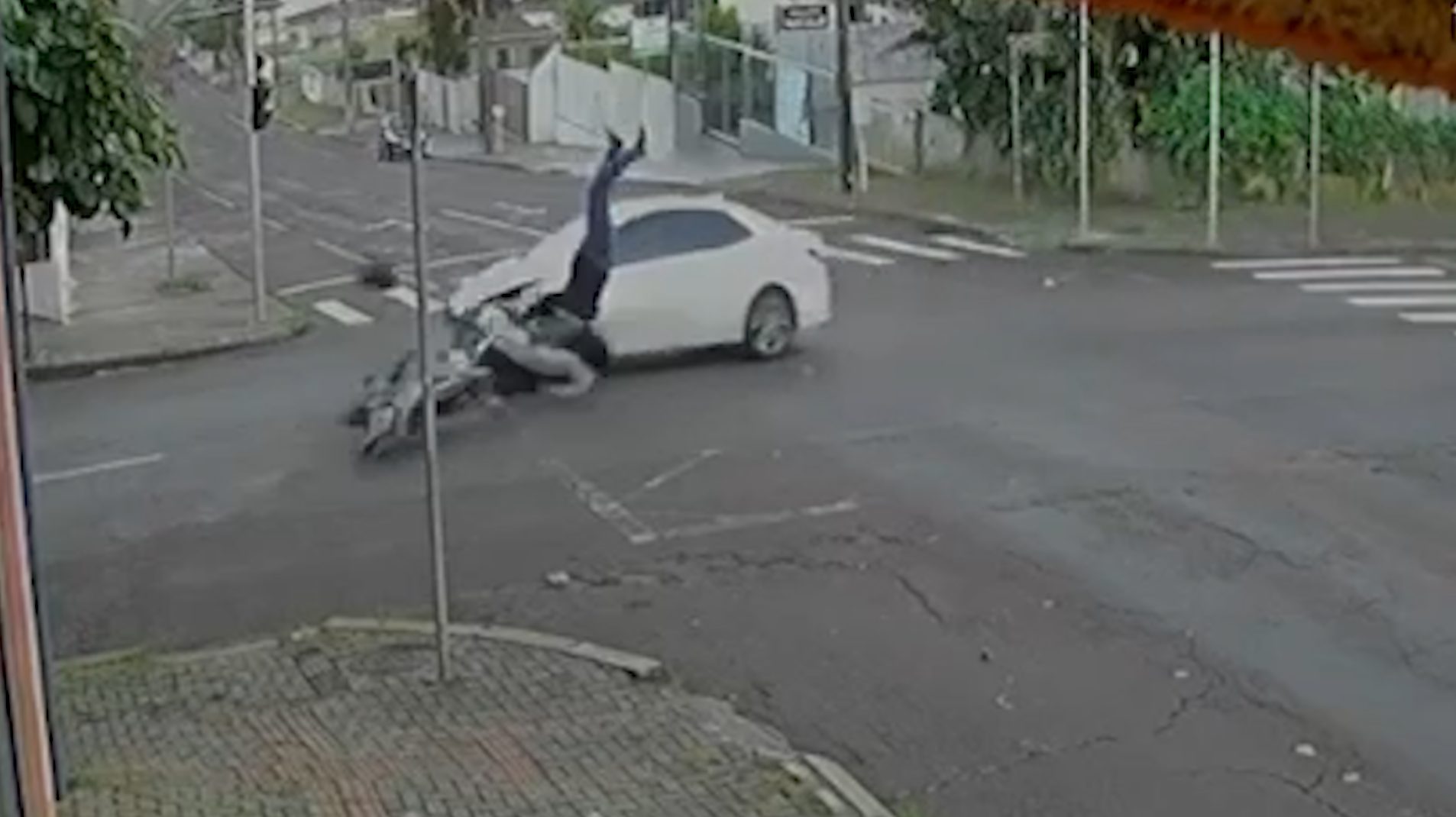 Impressionante: Motociclista 'voa' após forte colisão com carro no Parque São Paulo Impressionante: Motociclista 'voa' após forte colisão com carro no Parque São Paulo