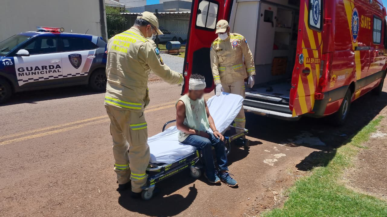 Casal de moradores de rua é espancado a pauladas por populares após suspeita de furto no Santa Cruz