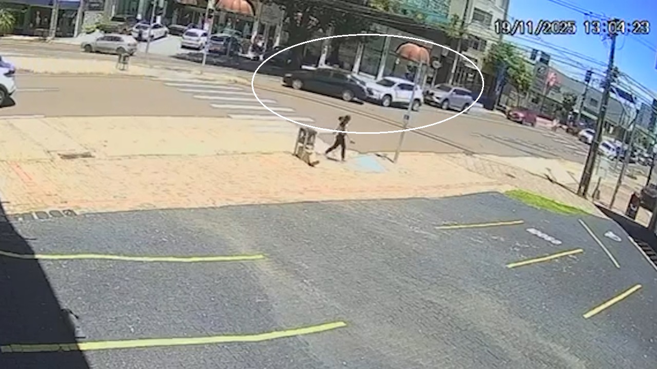 Câmera registra colisão entre dois veículos na Rua Barão do Cerro Azul