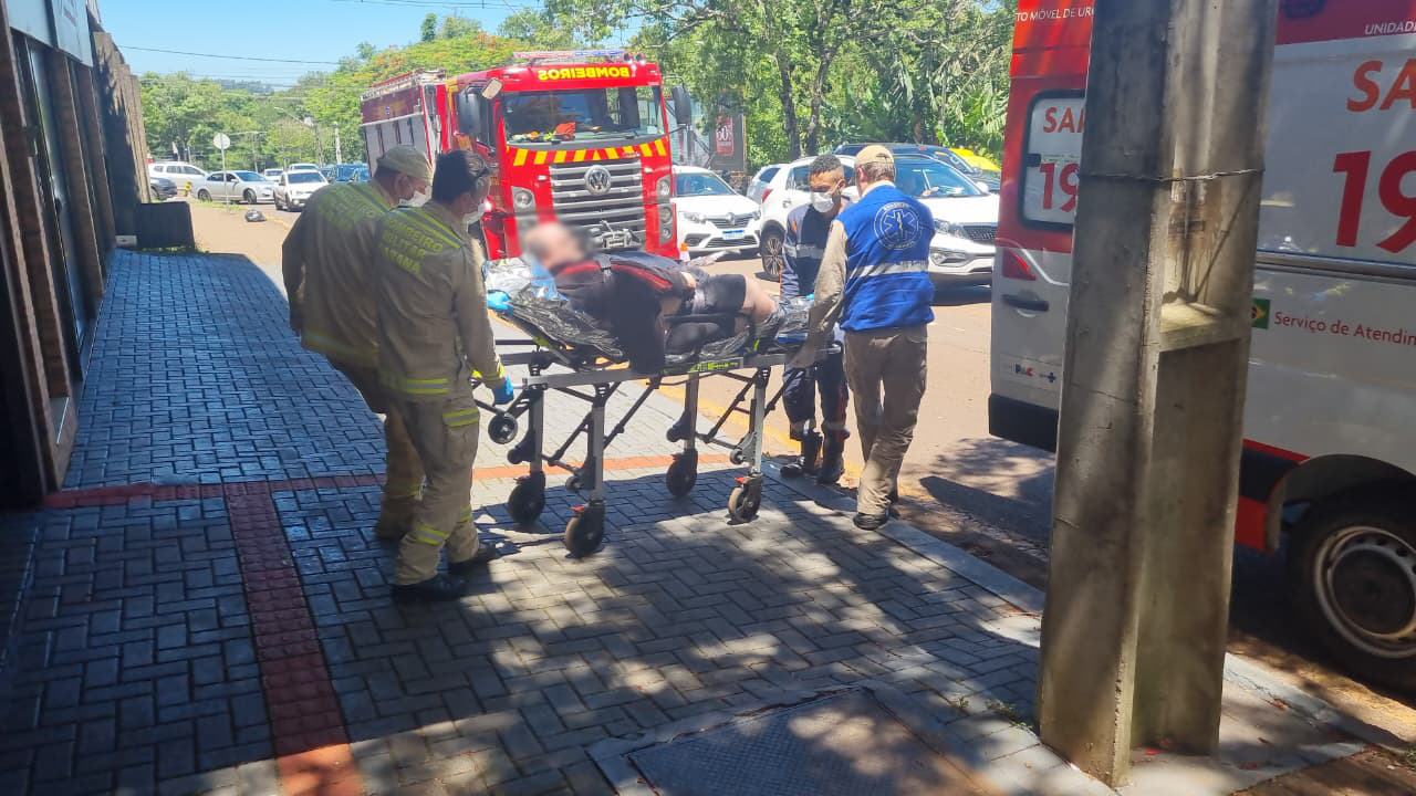 Samu e Corpo de Bombeiros socorrem homem em apartamento no Centro de Cascavel