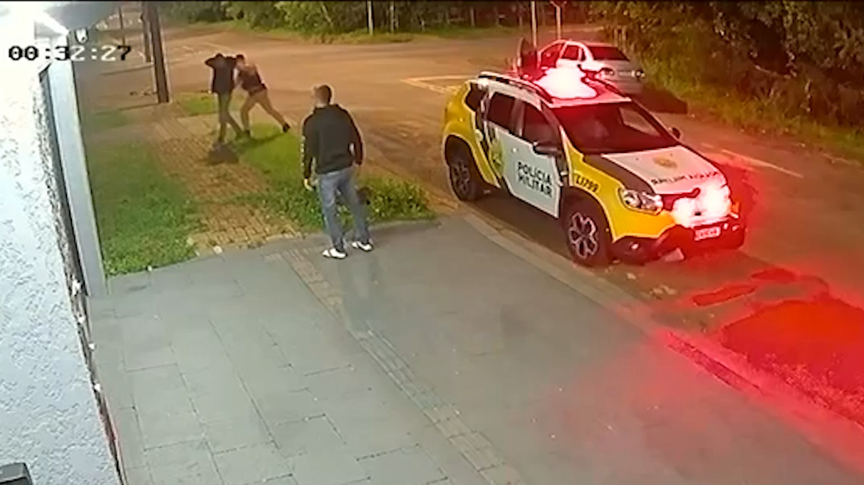 Câmera flagra abordagem da PM a suspeitos de furto na Região do Lago, em Cascavel