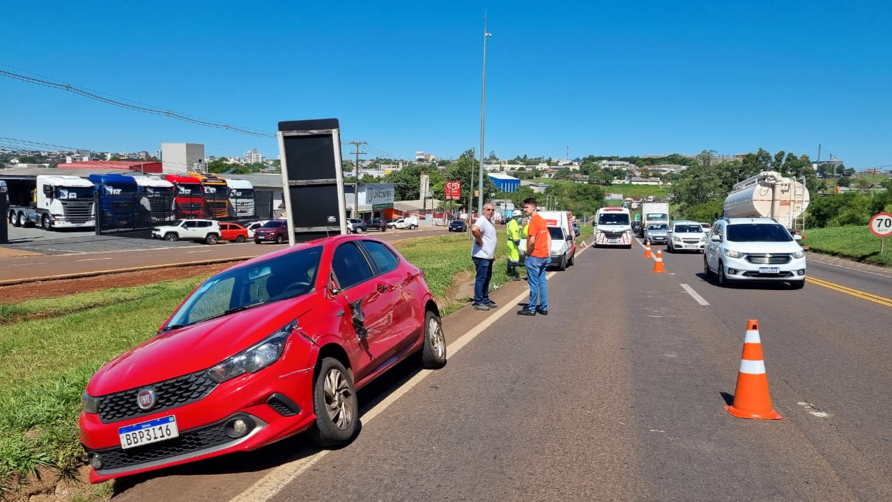 Carro e caminhão se envolvem em colisão na BR-277, em Cascavel