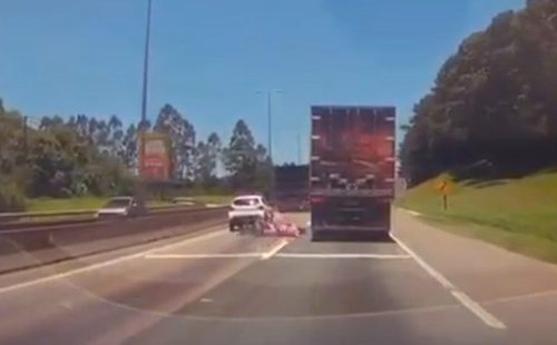 Tragédia: Câmera flagra queda de motociclista e caminhão passando por cima de mulher na BR-116