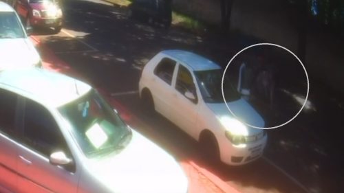 Câmera de segurança flagra acidente envolvendo ciclista e automóvel no Bairro São Cristóvão