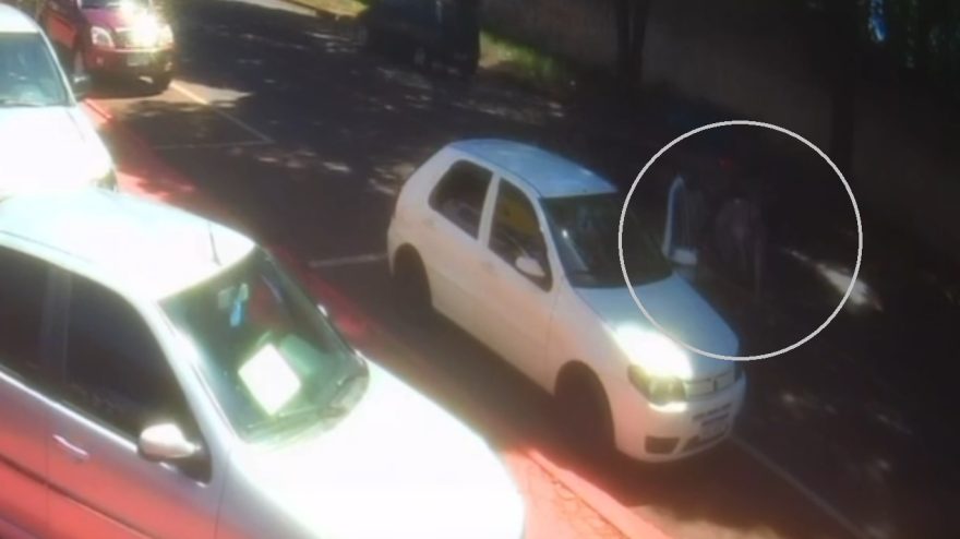 Câmera de segurança flagra acidente envolvendo ciclista e automóvel no Bairro São Cristóvão