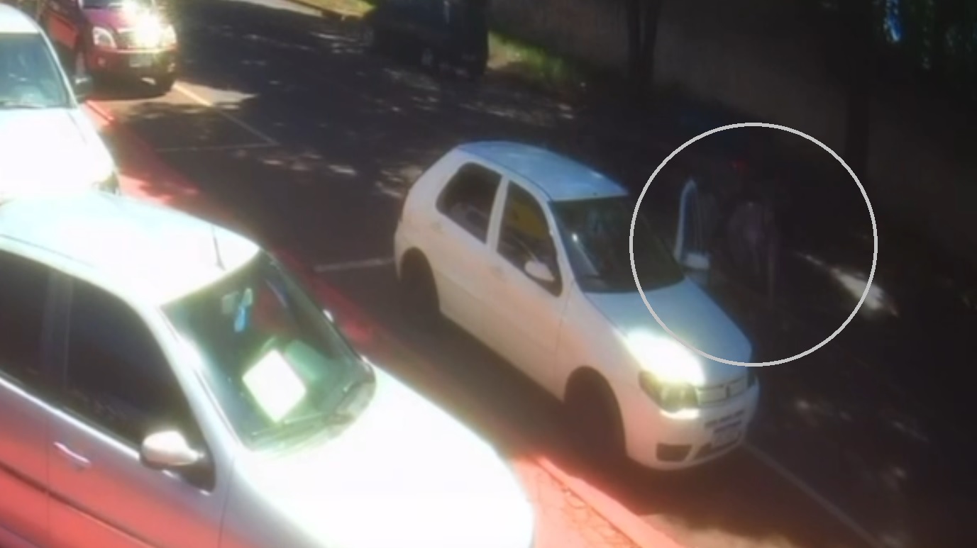 Câmera de segurança flagra acidente envolvendo ciclista e automóvel no Bairro São Cristóvão