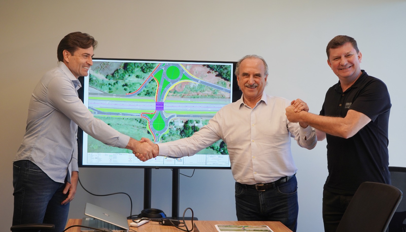 Prefeitura entrega oficialmente projeto da trincheira do Cascavel Velho