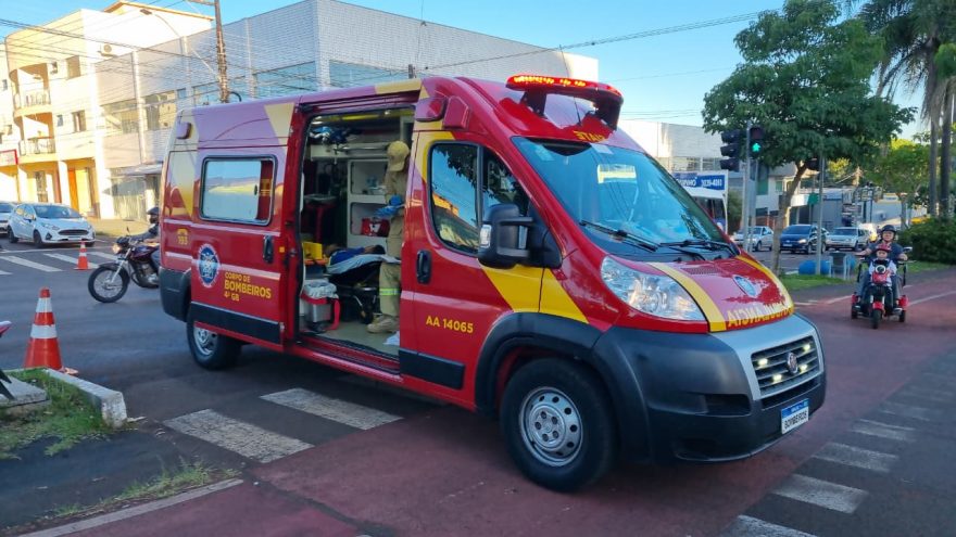 Levado para a UPA: Motociclista sofre ferimentos no ombro e nos braços em queda no Centro de Cascavel
