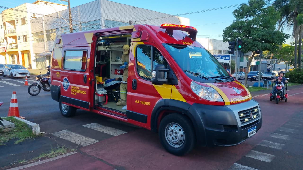 Levado para a UPA: Motociclista sofre ferimentos no ombro e nos braços em queda no Centro de Cascavel