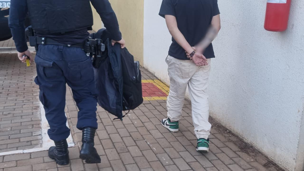 Guarda Municipal encaminha homem à delegacia por posse de droga no terminal leste