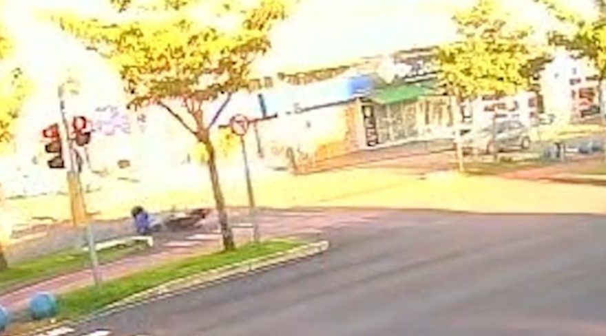 Câmeras flagram acidente que deixou piloto ferido na Avenida Barão do Rio Branco