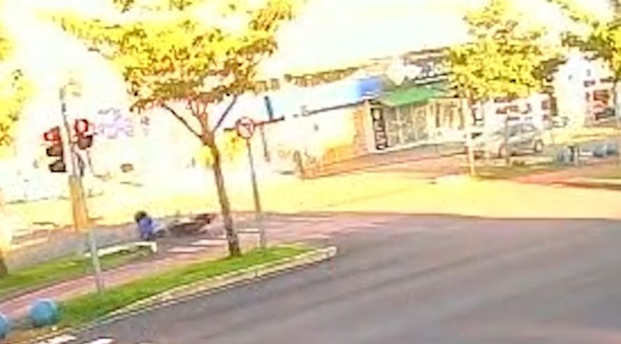 Câmeras flagram acidente que deixou piloto ferido na Avenida Barão do Rio Branco